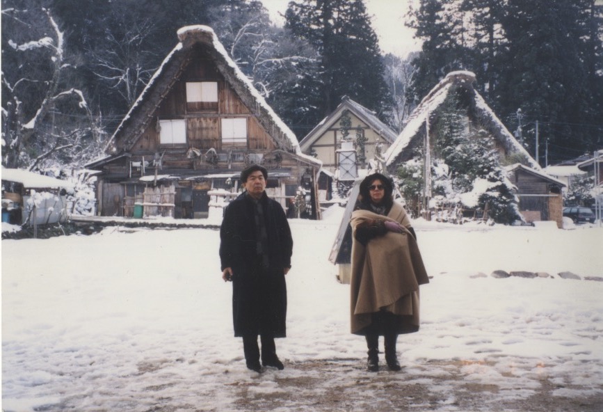 Arakawa and Madeline posing in front of Japanese buildings in snow (3 Jan 1995)